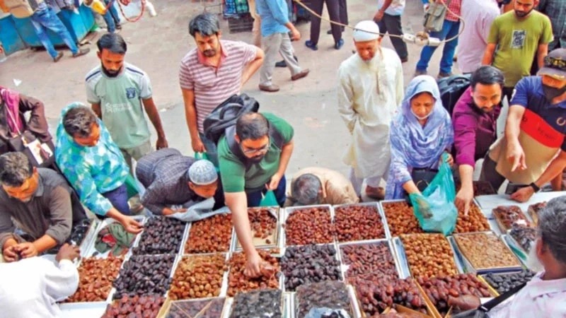 খেজুর ও ব্রয়লার মুরগির দাম চড়া শসা, বেগুন দেড়শ টাকা ছুঁয়েছে