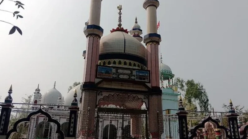 মুসলিম মোগল স্থাপত্যের নির্দশন হিন্দা কসবা মসজিদ