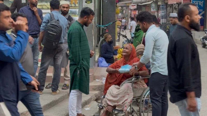 রমজানে সিদ্ধিরগঞ্জে সুবিধাবঞ্চিতদের মাঝে ও.পি.এ’র ইফতার বিতরণ