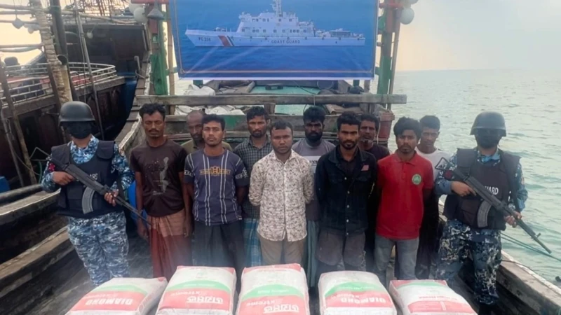 সেন্টমার্টিনের ছেঁড়াদ্বীপে মায়ানমারে পাচারের সময় ৬০০ বস্তা সিমেন্টসহ ১০ জন আটক