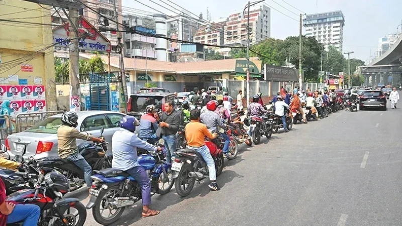 রেশনিং চলছে, জ্বালানি নিয়ে জনভোগান্তি কমেনি