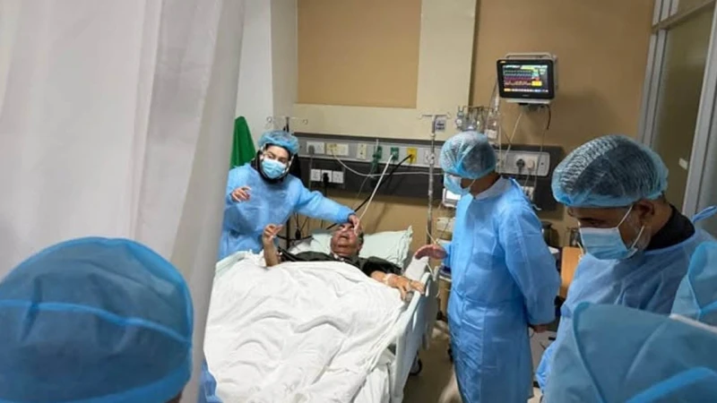 মির্জা আব্বাসকে দেখতে হাসপাতালে প্রধানমন্ত্রী