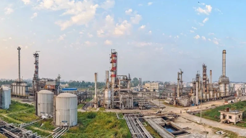 ক্রুড অয়েলের মজুতেও টান