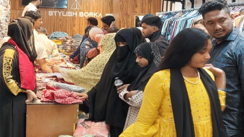 সিরাজগঞ্জে ঈদ মার্কেটে নারী ক্রেতাদের উপচেপড়া ভিড়