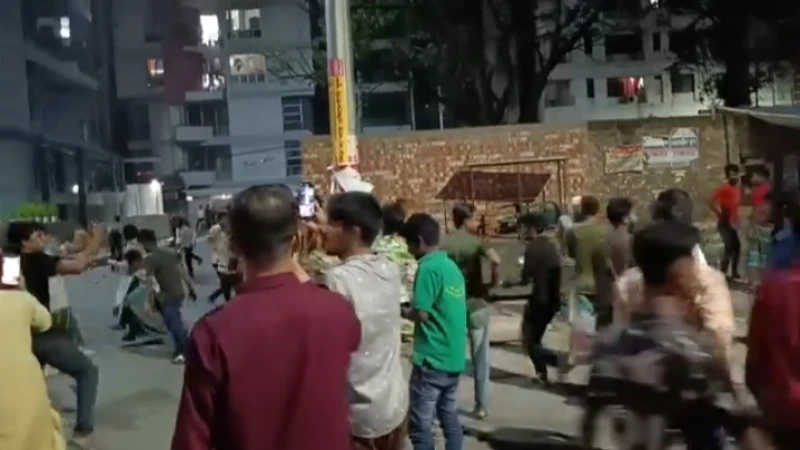 মধ্যরাতে রণক্ষেত্র উত্তরা: শপিং কমপ্লেক্স ঘেরাও ও ভাঙচুর, পুলিশের সঙ্গে ধাওয়া-পাল্টা ধাওয়া
