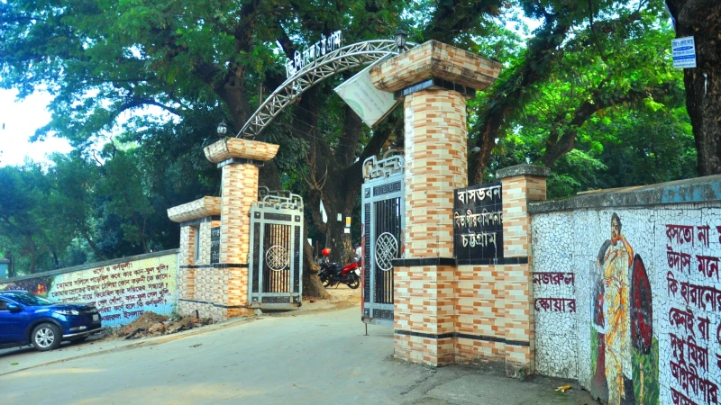 ছুটির দিনে দর্শনার্থীদের পদচারণায় মুখর ডিসি হিল