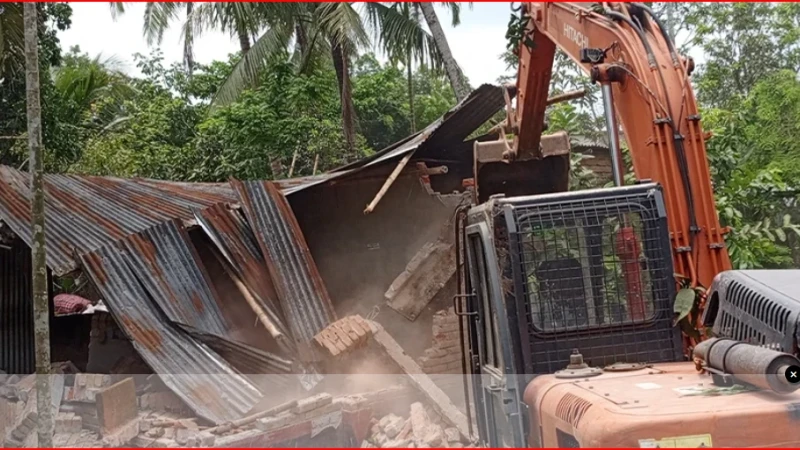 শৈলকুপায় সওজের উচ্ছেদ অভিযান, ক্ষতিপূরণ না পাওয়ার অভিযোগ
