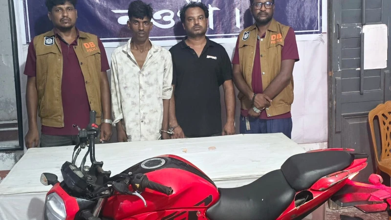 নওগাঁয় ডিবি পুলিশের অভিযানে ইয়াবাসহ আটক ২