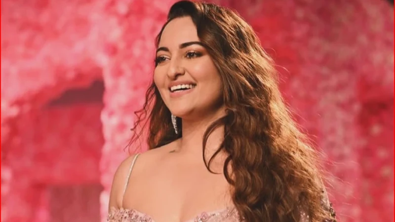 নেতিবাচকতার বিরুদ্ধে সবসময়ই আওয়াজ তোলা জরুরি: সোনাক্ষী সিনহা