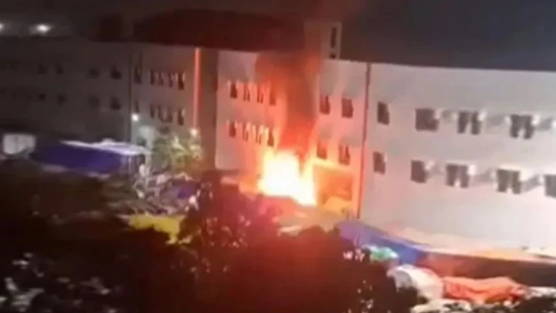 শাহজালাল বিমানবন্দরের কার্গো শেডে আগুন, নিয়ন্ত্রণে ২ ইউনিট