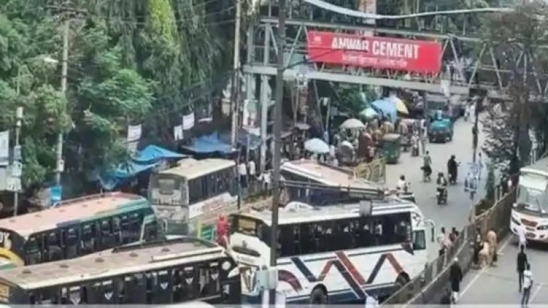 রাজধানীর মহাখালীতে বাস উল্টে হেলপার নিহত, আহত ২ যাত্রী
