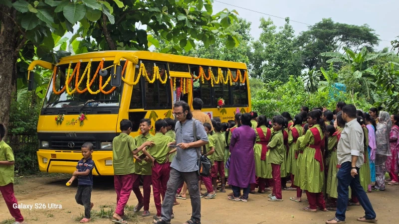 স্বপ্ননগর বিদ্যানিকেতনে সেন্ট্রো টেক্সের স্কুল বাস উপহার