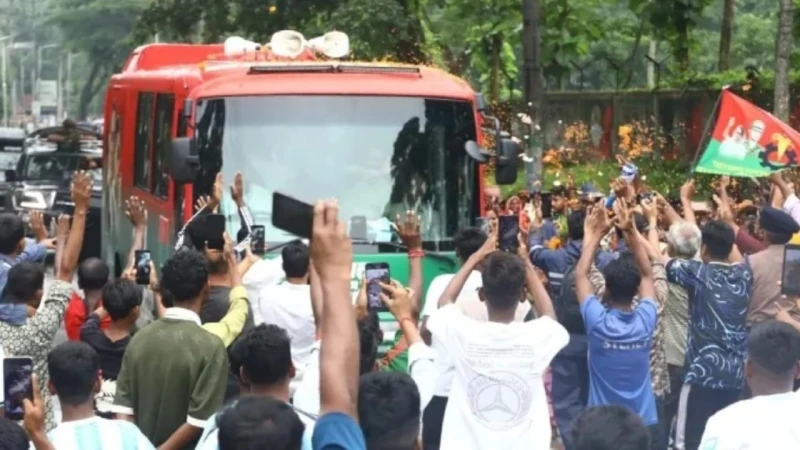 ফুল ছিটিয়ে ও বাদ্য বাজিয়ে প্রধানমন্ত্রীকে স্বাগত জানালেন চা শ্রমিকরা