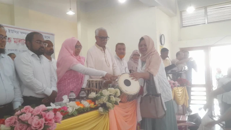 চারঘাটে ক্ষুদ্র নৃগোষ্ঠীর সদস্যদের মাঝে সেলাই মেশিন, বাইসাইকেল ও শিক্ষাবৃত্তি বিতরণ