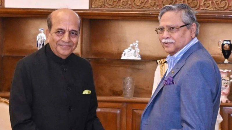রাষ্ট্রপতির কাছে পরিচয়পত্র পেশ করলেন ভারতের নতুন হাইকমিশনার