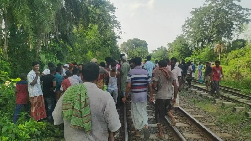 রেললাইনে বসে মোবাইলে কথা, ট্রেনের ধাক্কায় প্রাণ গেল গরু ব্যবসায়ীর