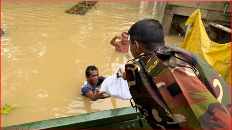 বন্যা মোকাবিলায় চট্টগ্রামে সেনাবাহিনী মোতায়েন, চলছে উদ্ধার ও ত্রাণ কার্যক্রম
