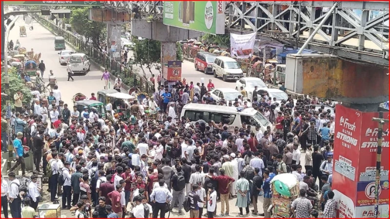 শিক্ষামন্ত্রীর পদত্যাগ দাবিতে রাজধানীতে শিক্ষার্থীদের সড়ক অবরোধ, যান চলাচলে বিঘ্ন