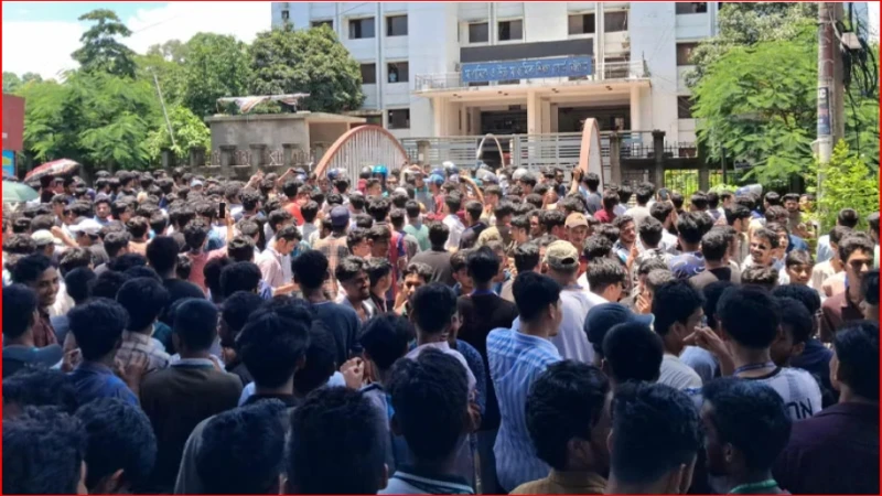 তিন দফা দাবিতে চট্টগ্রামে এইচএসসি পরীক্ষার্থীদের সড়ক অবরোধ, বিক্ষোভ