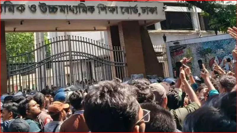 শিক্ষামন্ত্রীর পদত্যাগ দাবিতে এবার ঢাকা শিক্ষা বোর্ডের সামনে শিক্ষার্থীদের বিক্ষোভ