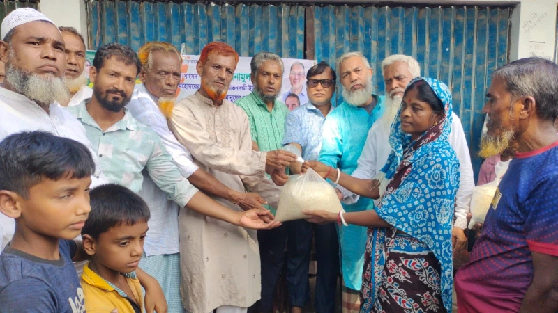 পটিয়ার শোভনদন্ডী ইউনিয়নে এমপি এনামুল হকের পক্ষে ৫০০ পরিবারের মাঝে ত্রান তুলে দিলেন আবদুল মোনাফ
