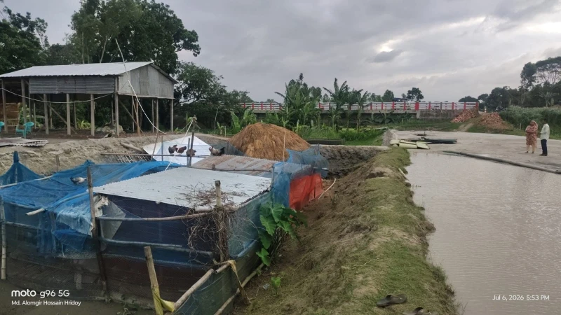 মাদারগঞ্জে সাড়ে ৩ কোটি টাকার সেতুর মুখ ভরাটের অভিযোগ, পানির প্রবাহ ব্যাহত হওয়ার আশঙ্কা