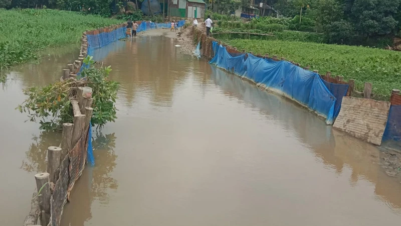 রাজধানীর খিলগাঁও থানার ৭৫ নম্বর ওয়ার্ডে সড়ক উন্নয়নকাজ বন্ধ, চরম দুর্ভোগে এলাকাবাসী