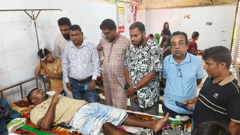 কুয়াকাটায় হামলায় আহত সাংবাদিক কে এম বাচ্চুকে দেখতে হাসপাতালে সাংবাদিক নির্যাতন প্রতিরোধ কমিটি