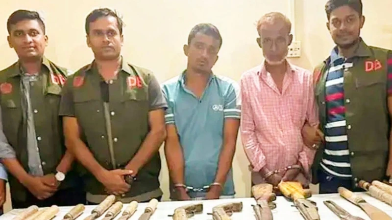 পটিয়ার দুর্গম পাহাড়ে অভিযান: আগ্নেয়াস্ত্র ও দেশীয় অস্ত্রসহ দুই অস্ত্রধারী গ্রেপ্তার