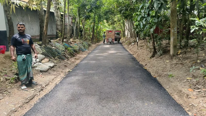 মুরাদনগরে নির্মাণাধীন সড়কের পিচ তুলে ভিডিও, রাষ্ট্রীয় সম্পদ নষ্টের অভিযোগে ক্ষোভ উপজেলা প্রকৌশলীর