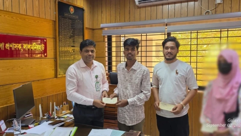লালমনিরহাটে ৪ অসচ্ছল মেধাবী শিক্ষার্থীকে জেলা প্রশাসনের আর্থিক সহায়তা