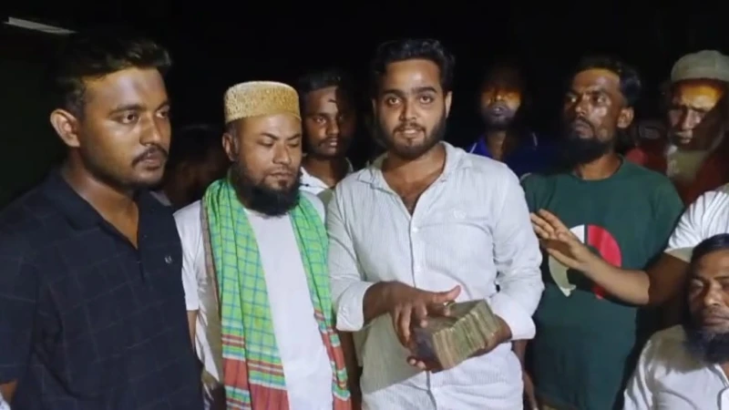 রাস্তায় পাওয়া সাড়ে ৪ লাখ টাকা ফেরত দিয়ে সততার দৃষ্টান্ত পাভেল খন্দকার