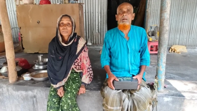 ভ্যান চুরি হয়ে যাওয়ায় দিশেহারা বৃদ্ধ দম্পতি, ‘এহন আমরা চলব ক্যাম্বা’