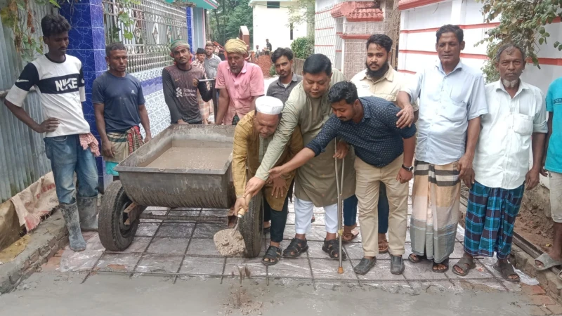পটিয়ার হরিণখাইনে সড়কে আরসিসি ঢালাই কাজের উদ্বোধন