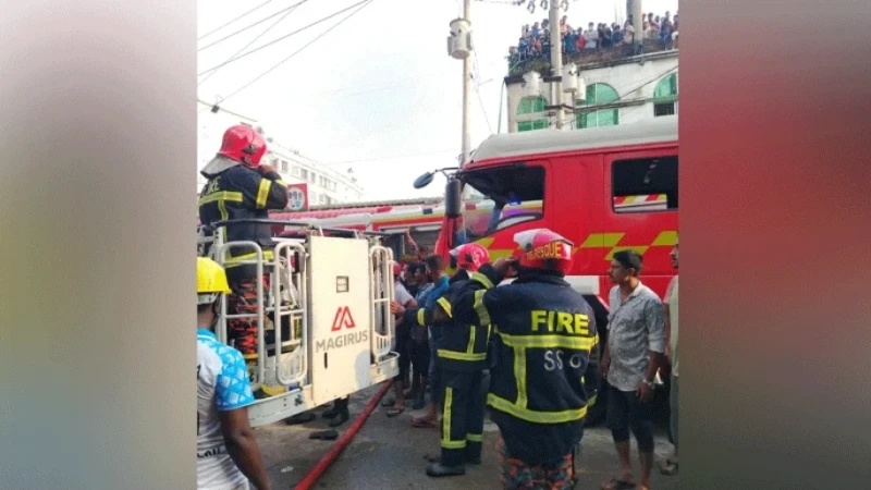 গাজীপুরে গার্মেন্টস কারখানায় আগুন, ধোঁয়ায় অসুস্থ ৭০ জন উদ্ধার