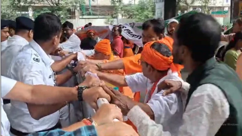 চিন্ময়ের মুক্তির দাবিতে কলকাতায় বাংলাদেশ মিশন ঘেরাওয়ের চেষ্টা
