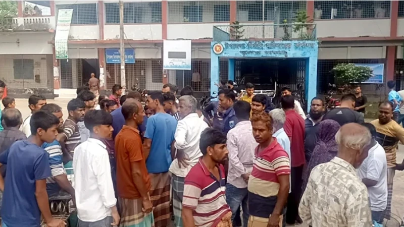 হাসিল দেওয়ার পরও কৃষককে মারধরের অভিযোগ, ইউএনও কার্যালয় ও হাট অফিস ঘেরাও