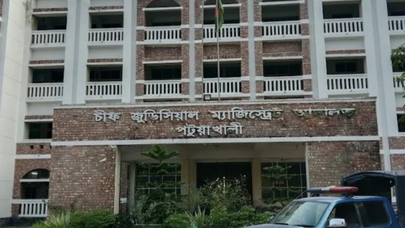 আদালত ভবনে দুই নারীর মারামারি, স্বতঃপ্রণোদিত হয়ে মামলা করলেন বিচারক