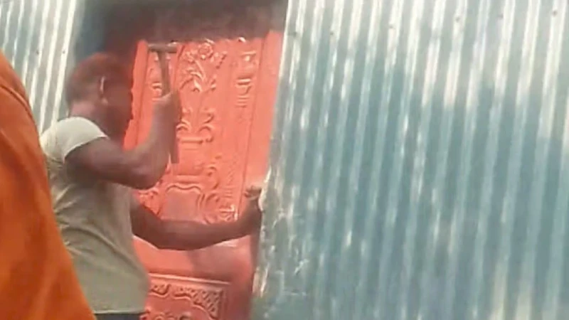 মাদারগঞ্জে প্রবাসীর ঘরের তালা ভেঙে টাকা-স্বর্ণ লুটের অভিযোগ
