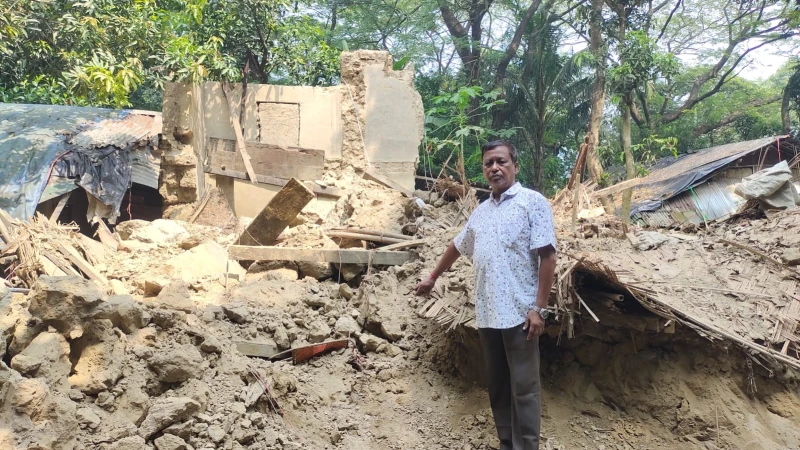 পটিয়ায় শতবর্ষী মাটির ঘর ধসে, অল্পের জন্য রক্ষা পেল শিক্ষকের পরিবার