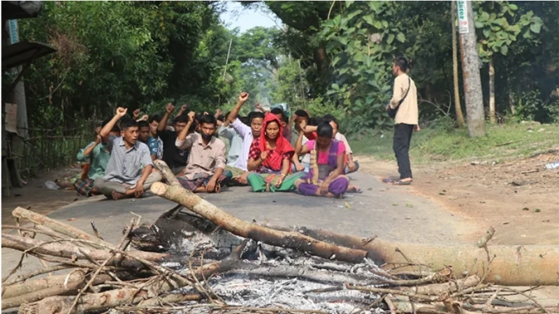 রাঙামাটিতে অর্ধদিবস সড়ক অবরোধ, পাঁচ দফা দাবি আন্দোলনকারীদের