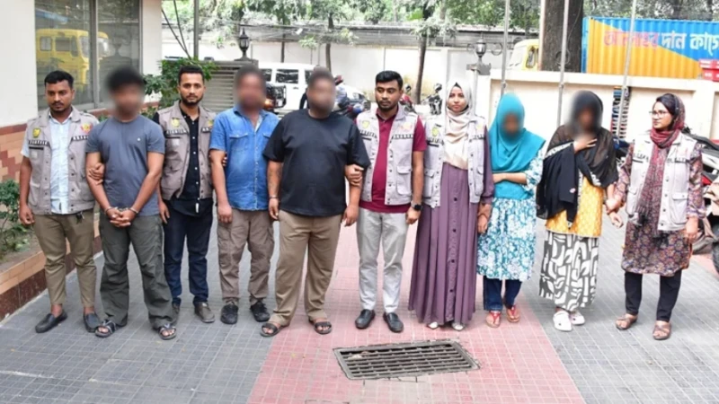 প্রেমের ফাঁদে বিত্তবান পুরুষ, আপত্তিকর ছবি ছড়িয়ে দেওয়ার ভয় দেখিয়ে অর্থ আদায়: গ্রেপ্তার ৫