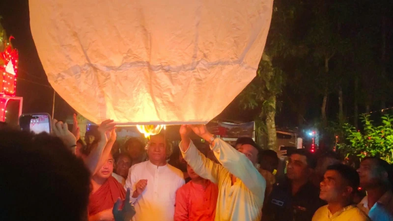 পটিয়ায প্রবারনা পূর্ণিমার ফানুস উড়াচ্ছেন এমপি আলহাজ্ব এনামুল হক এনাম
