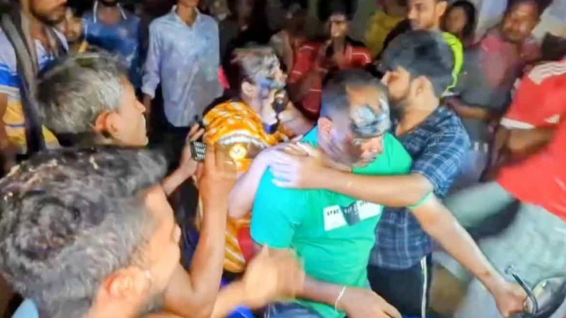 নওগাঁয় দুই স্ত্রীকে নিয়ে গ্রামছাড়া যুবক, মুখে চুনকালি ও গলায় জুতার মালা