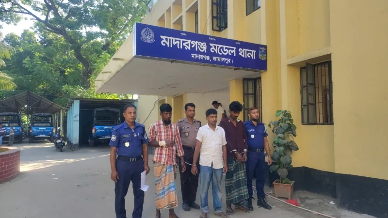 মাদারগঞ্জে ৫০ পিস ইয়াবাসহ সাবেক ছাত্রলীগ নেতাসহ আটক ৩