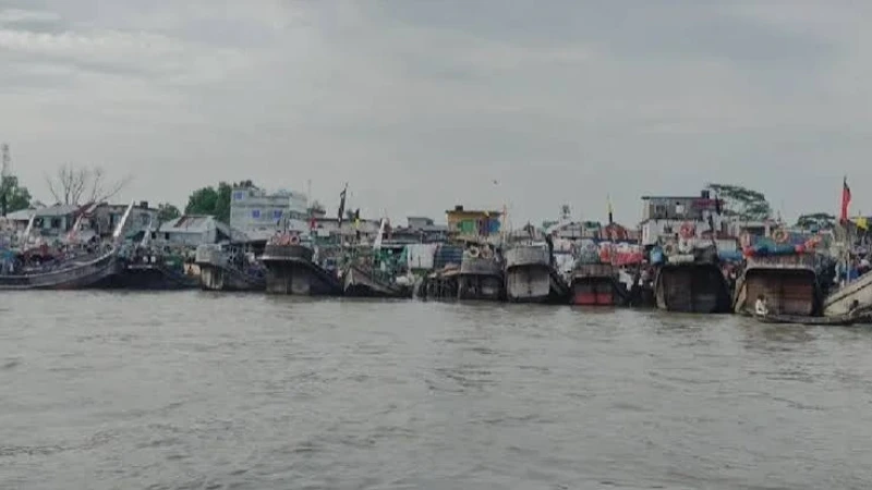 নিষেধাজ্ঞা শেষ মধ্যরাতে, সাগরে মাছ ধরতে প্রস্তুত অর্ধশতাধিক ট্রলার