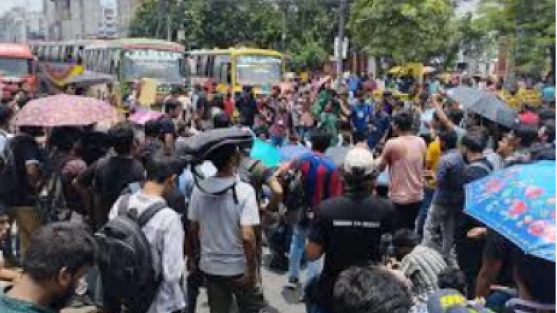 শিক্ষার্থীদের বিক্ষোভ: সরকারি চাকরিতে কোটা সংস্কারের দাবিতে রাজধানীর নতুনবাজারে অবরোধ