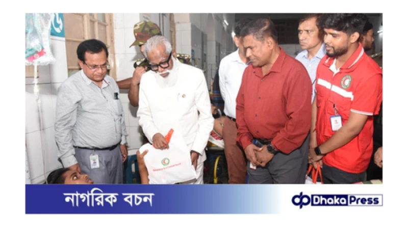 ঢাকা মেডিক্যালে ভর্তি আহতদের মধ্যে খাদ্য বিতরণ করেছে বাংলাদেশ রেড ক্রিসেন্ট