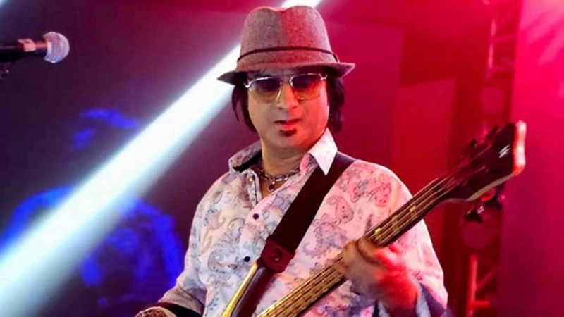 মায়ের কবরের পাশে বাবার কবরে শায়িত হলেন ব্যান্ডতারকা শাফিন আহমেদ