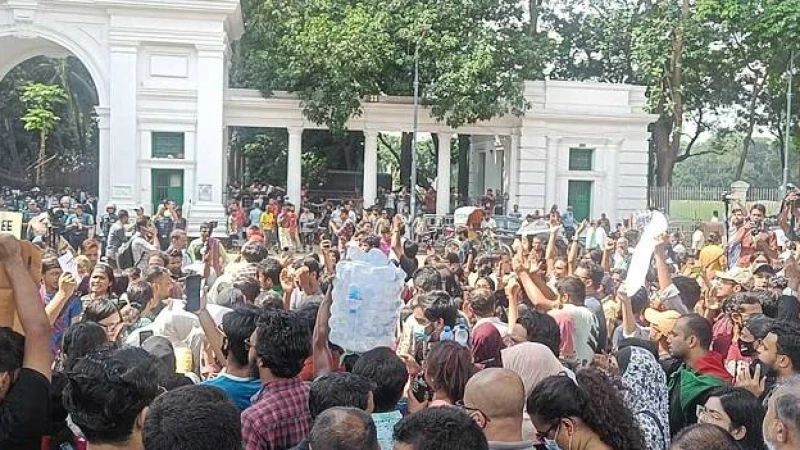 সহিংসতায় নিহতদের সুষ্ঠু বিচার ও গ্রেপ্তারকৃতদের মুক্তির দাবিসহ ৯ দফা বাস্তবায়নে হাইকোর্টের সামনে আন্দোলন শিক্ষার্থীদের